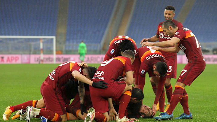 I giocatori della Roma festeggiano il goal di Mancini nel 2-2 contro l'Inter
