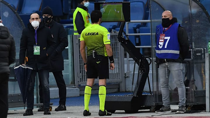 L'arbitro Maresca al Var durante Roma-Sassuolo L'arbitro Maresca al Var durante Roma-Sassuolo