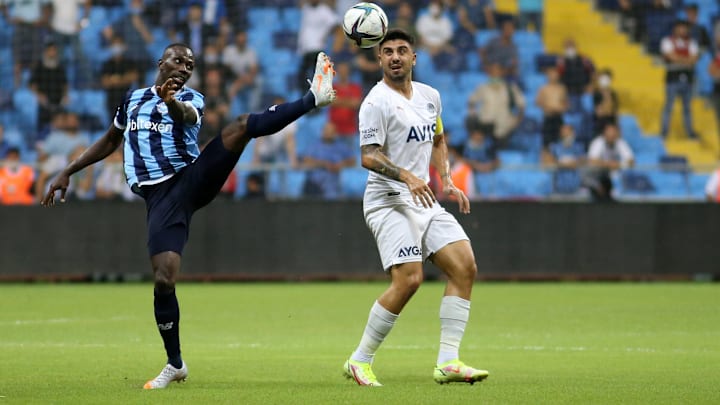 Ozan Tufan'a topun gelmesini engelliyor. Ozan Tufan'a topun gelmesini engelliyor.