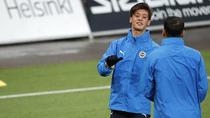 Arda Güler idmanda Mesut Özil ile konuşuyor. Arda Güler idmanda Mesut Özil ile konuşuyor.