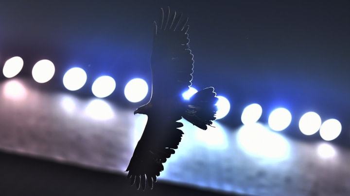 'Celeste', el Águila mascota del América, volando en el Estadio Azteca.