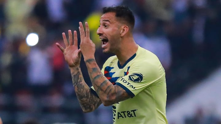 El argentino Emanuel Aguilera ya recibió luz verde para jugar contra Rayados.