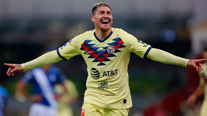 Nicolas Castillo celebra un gol con el América 
