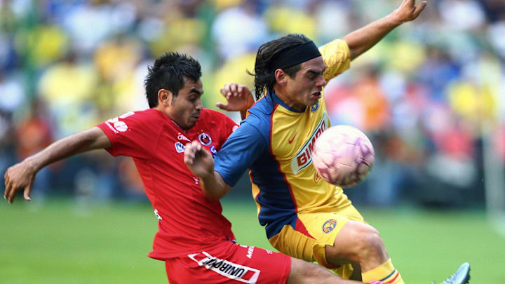 America's Lucas Castroman (R) vies for t
