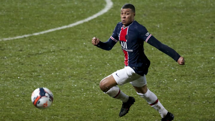 À 3 semaines du match de C1 face à Barcelone, Mbappé apparaît diminué sur les terrains : paye t'il les pots cassés de son retour prématuré en août ? À 3 semaines du match de C1 face à Barcelone, Mbappé apparaît diminué sur les terrains : paye t'il les pots cassés de son retour prématuré en août ?
