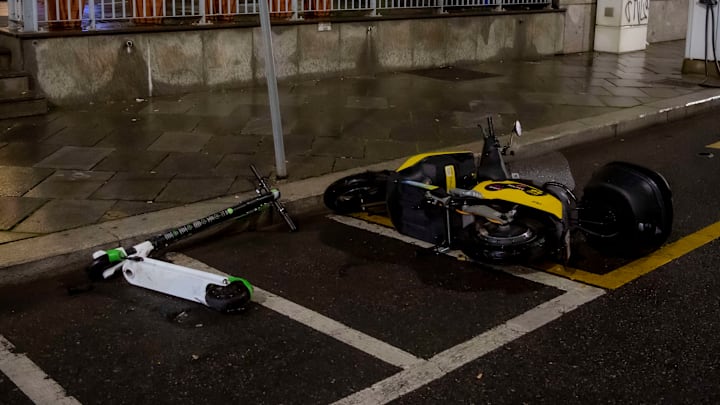 Una mujer se encadenó al ver el bajo precio de una moto