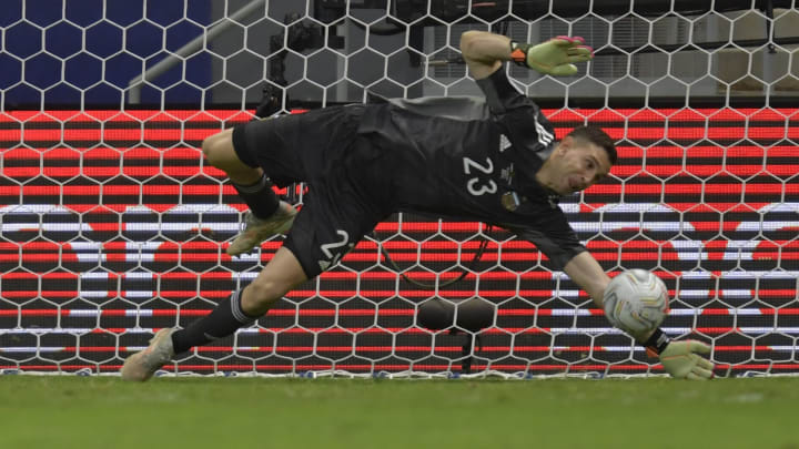 Emiliano Martinez a été bluffant aux pénaltys contre la Colombie. Emiliano Martinez a été bluffant aux pénaltys contre la Colombie.