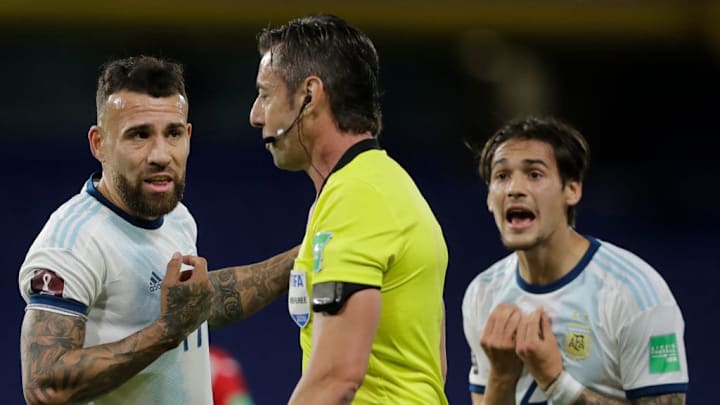 Argentina v Paraguay - Otamendi y Martínez Quarta reclaman el penal cometido por el ex River.