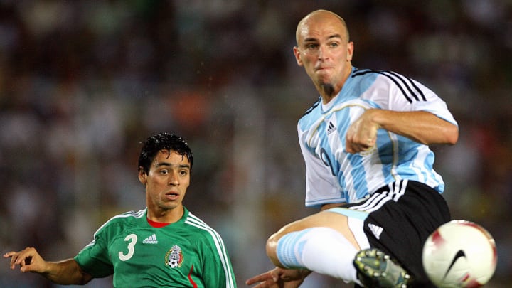 Argentina's Estaban Cambiasso(R) tries t...