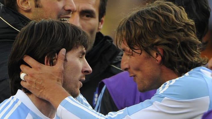 Argentina's defender Gabriel Heinze (R)