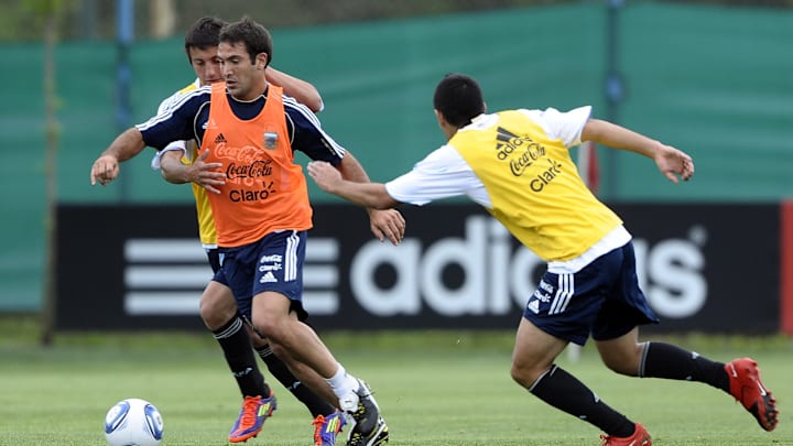 Argentina's midfielder Fabian Rinaudo (C