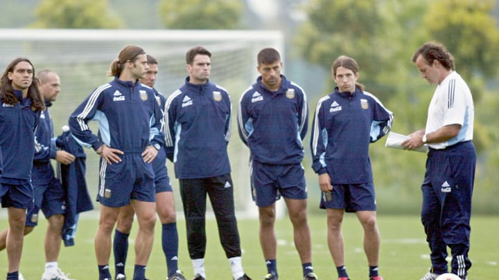 Argentine's coach Marcelo Bielsa (R) gives instruc