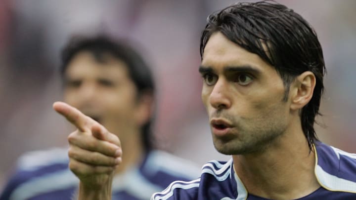 Argentinian defender Roberto Ayala (R) g