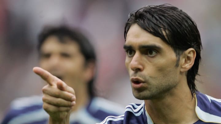 Argentinian defender Roberto Ayala (R) g