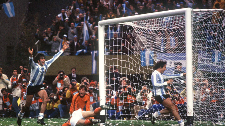 Argentinian midfielder Mario Kempes (L) who just s Argentinian midfielder Mario Kempes (L) who just s