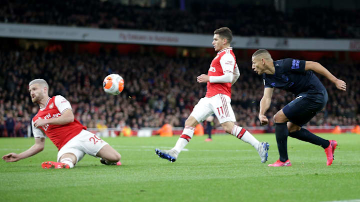 Everton e Arsenal se enfrentam pela 14ª rodada da Premier League. Everton e Arsenal se enfrentam pela 14ª rodada da Premier League.