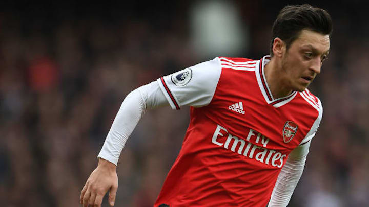 Ozil va finir la saison à Arsenal.