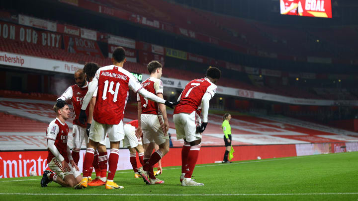 para pemain Arsenal rayakan gol Tierney para pemain Arsenal rayakan gol Tierney