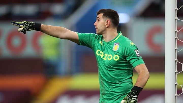 Longevo e regular, Emiliano Martinez se destaca por todos os clubes que defende.