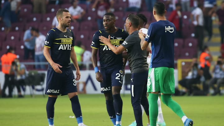 Vitor Pereira, Bright Osayi-Samuel'e uyarılarda bulunuyor. Vitor Pereira, Bright Osayi-Samuel'e uyarılarda bulunuyor.