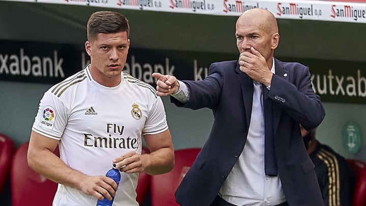 Sem espaço com Zidane,  Luka Jović deve deixar o Real Madrid, mas para onde? Veja três candidatos a contar com o atacante. 