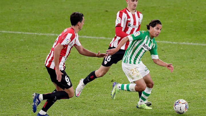 Diego Lainez controla el balón ante la marca de dos jugadores.