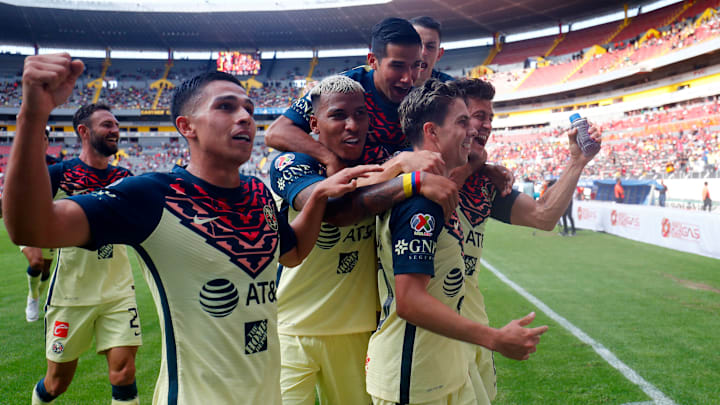 Jugadores del América celebran un gol. Jugadores del América celebran un gol.