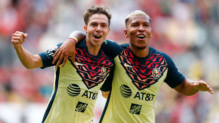 Sebastián Córdova y Roger Martínez celebran gol ante Atlas Sebastián Córdova y Roger Martínez celebran gol ante Atlas