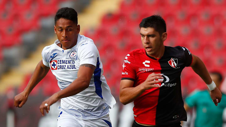 Jugadores de Atlas y Cruz Azul disputan un balón en el Estadio Jalisco. Jugadores de Atlas y Cruz Azul disputan un balón en el Estadio Jalisco.