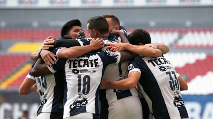 Jugadores de Rayados de Monterrey celebran un gol.