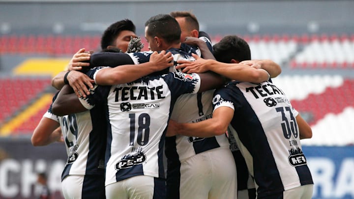 Jugadores de Rayados de Monterrey celebran un gol.