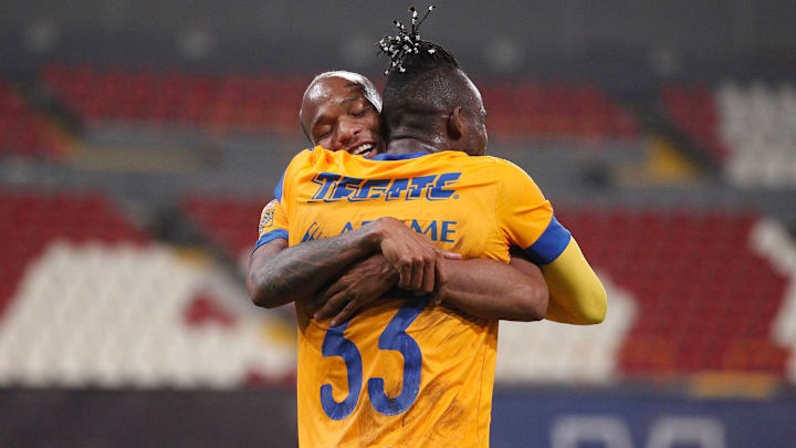Luis y Julián Quiñones celebran el gol de Julián que selló la victoria felina Luis y Julián Quiñones celebran el gol de Julián que selló la victoria felina