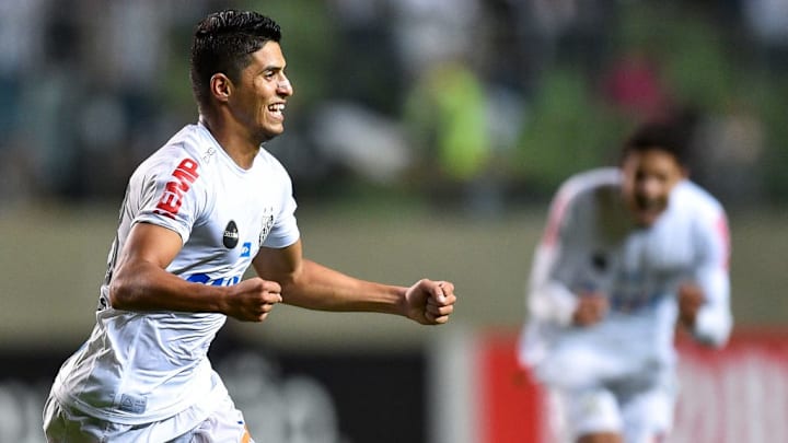 Daniel Guedes pertence ao Santos, mas foi suspenso durante período de empréstimo ao Goiás. 