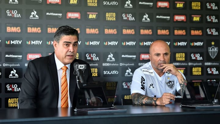 Cazares deixou o status de "intocável" para ir rumo à porta de saída do Atlético.