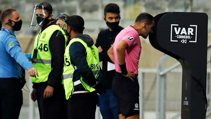 Esteban Ostojich foi o árbitro da partida no Mineirão Esteban Ostojich foi o árbitro da partida no Mineirão