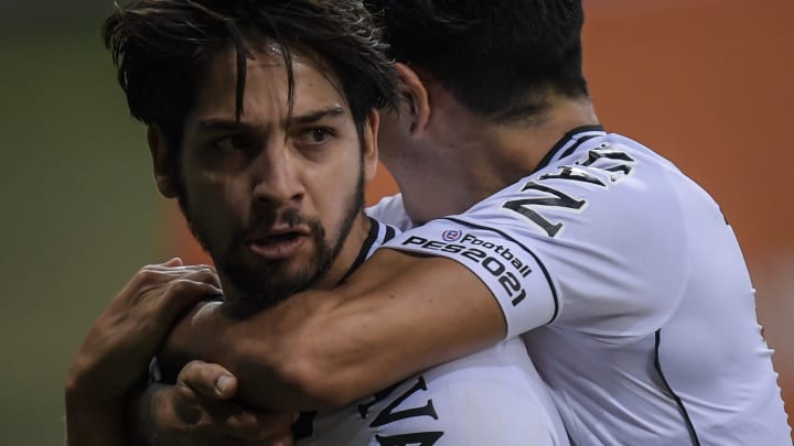 Vasco busca formas de conseguir dinheiro para efetivar compra de Martin Benítez junto ao Independiente. 