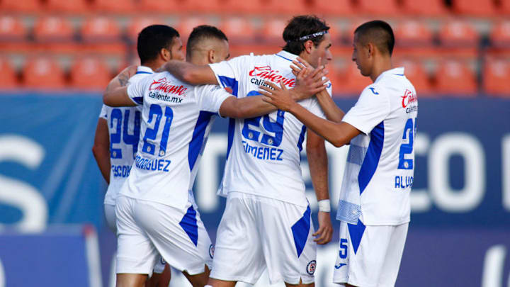 Jugadores de Cruz Azul celebran un gol en partido ante el Atlético San Luis.