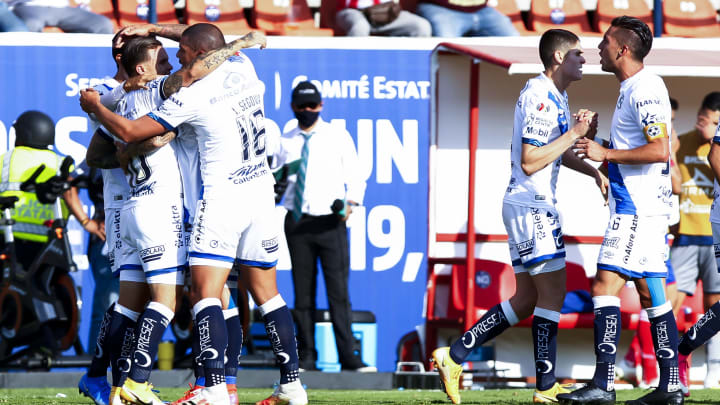 Jugadores del Puebla celebran un gol.