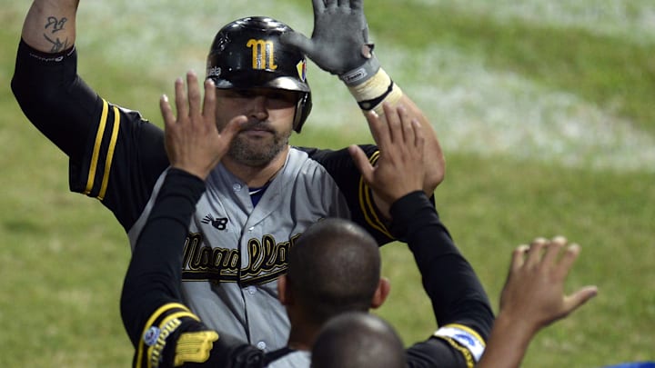 Jugadores de Navegantes del Magallanes celebran una anotación en partido de Serie del Caribe