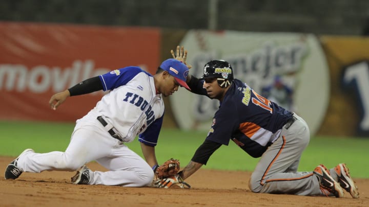 Acción de juego entre Tiburones de La Guaira y Caribes de Anzoategui en la LVBP de Venezuela