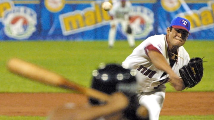 Lanzador de Tiburones de La Guaira en plena acción desde el monticulo ante el equipo de Magallanes 