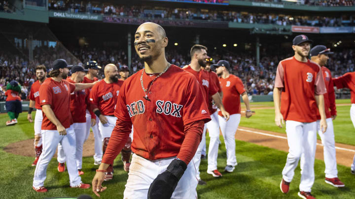 Mookie Betts sigue en medio de rumores de cambio