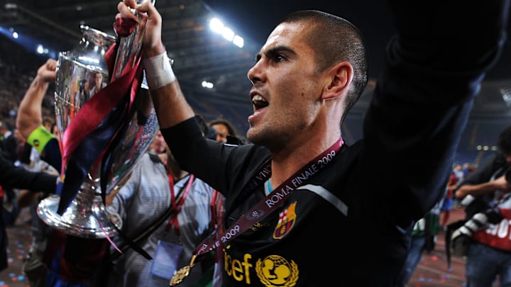 Victor Valdes mengangkat trofi Liga Champions 2009
