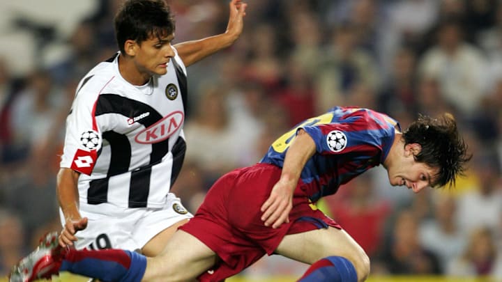 Barcelona's Argentinian Leo Messi (R) vi