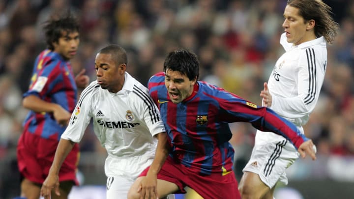 Barcelona's Portuguese Deco (C) vies wit