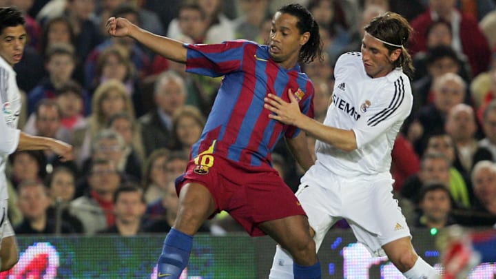 Barcelona's Ronaldinho (L) holds off Rea