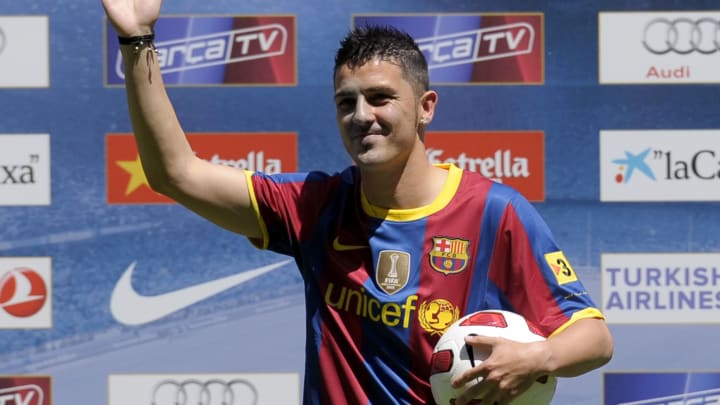Barcelona's new signing David Villa wave Barcelona's new signing David Villa wave