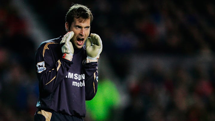 Petr Cech qui replace ses coéquipiers