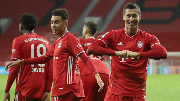 Robert Lewandowski (r.) musste die Leverkusener Geschenke nur noch annehmen
