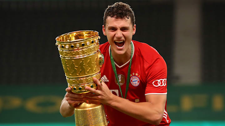 Pavard exulte avec le trophée de la Coupe d'Allemagne Pavard exulte avec le trophée de la Coupe d'Allemagne
